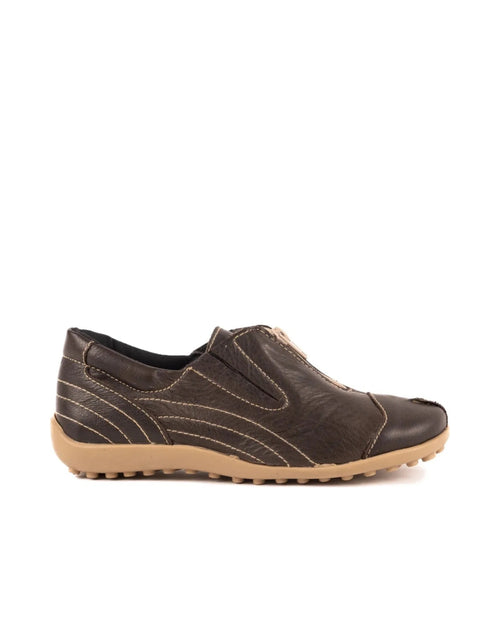 Alma, chata de Vanzetti — vista de perfil sobre fondo blanco