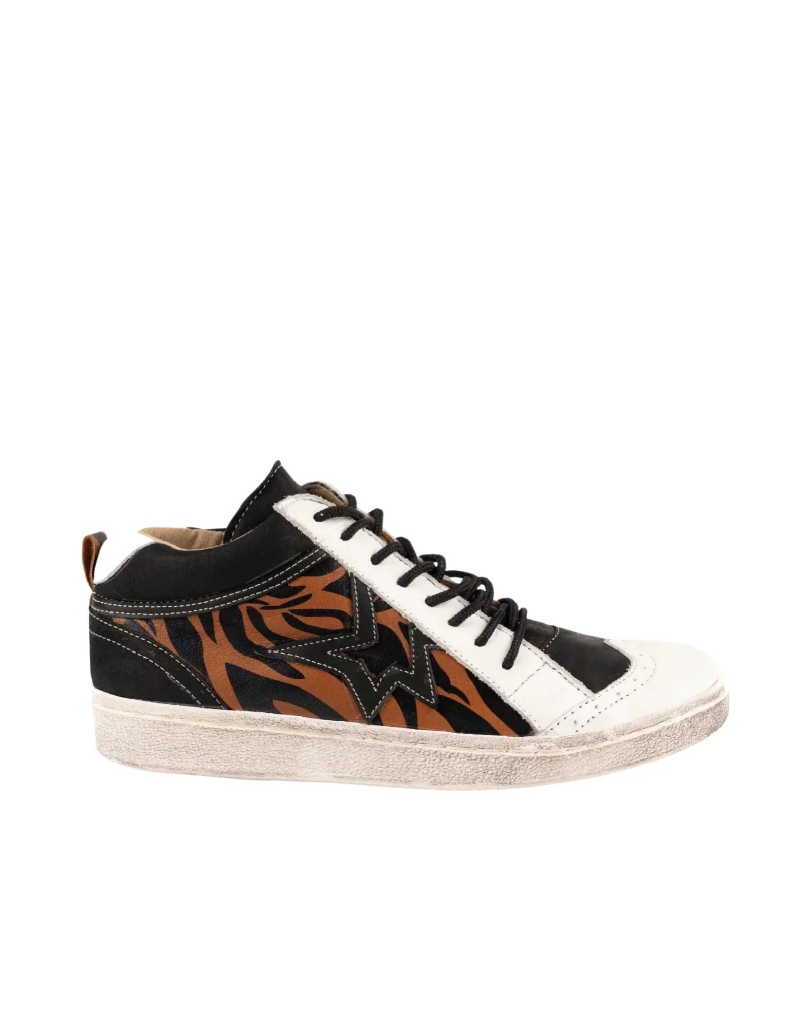 Sneaker Rockstar, sneaker de Patzú Shoes — vista de perfil sobre fondo blanco